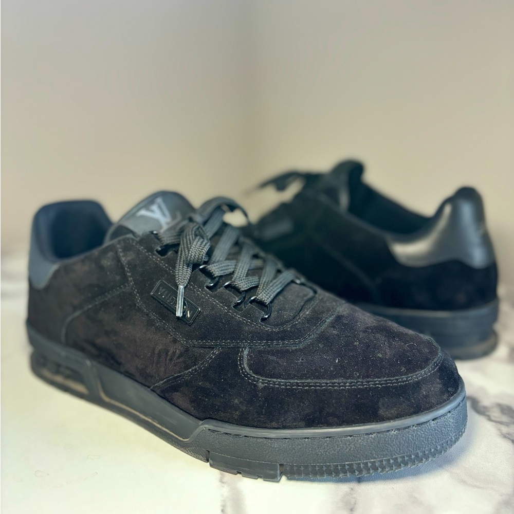 Louis Vuitton men’s shoes employee exclusive size 8 fits like US 10 - black